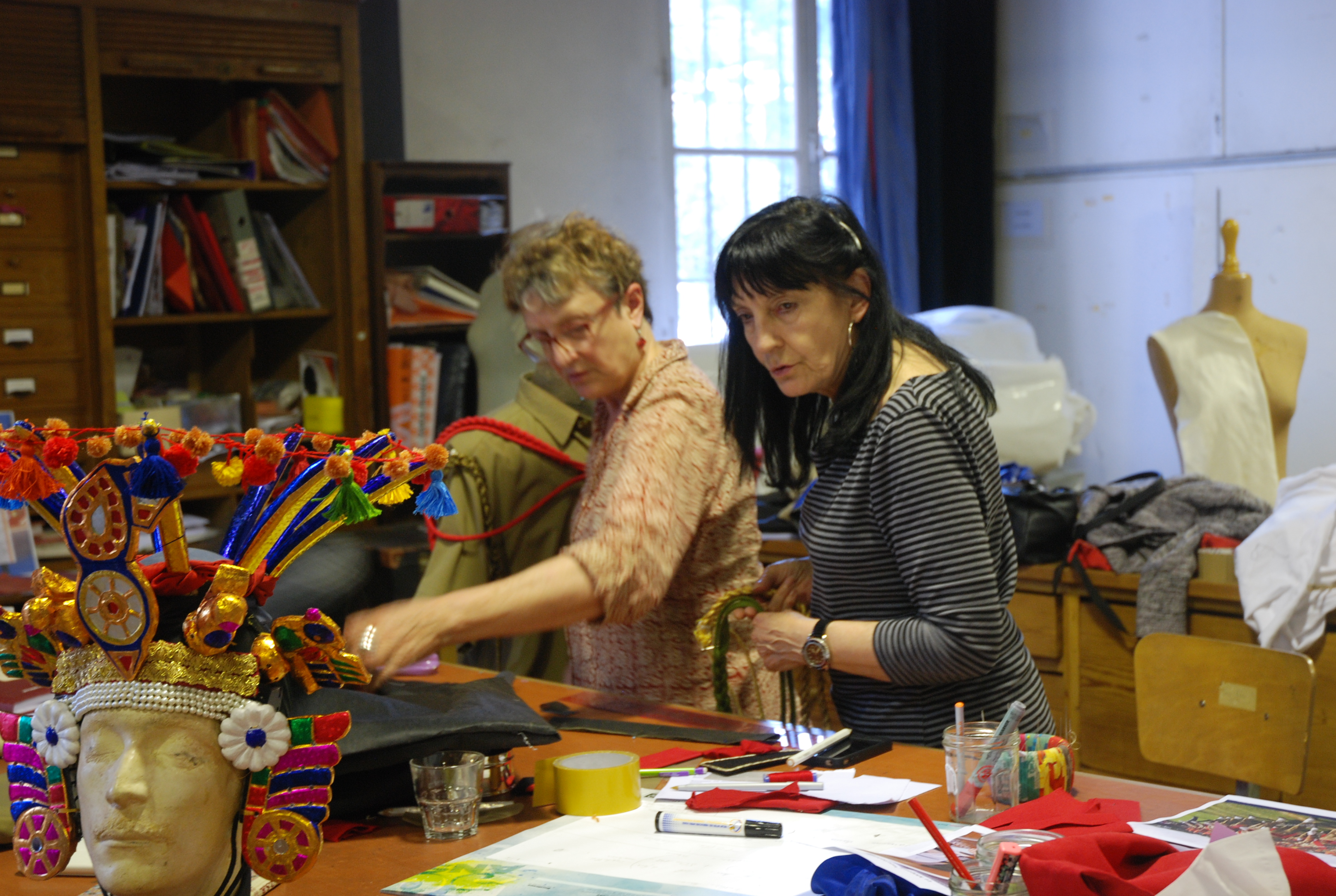 Marie-Hélène Bouvet et Nathalie Thomas à l'atelier couture du Théâtre du Soleil © Sylvie Perault