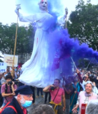 Guetteurs et tocsin Le Théâtre du Soleil à la manifestation des blouses blanches