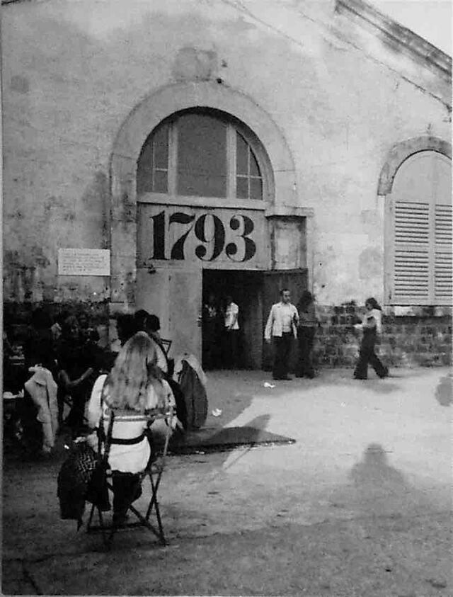 L'entrée du public pendant 1793 (1972) © Martine Franck / Magnum Photos