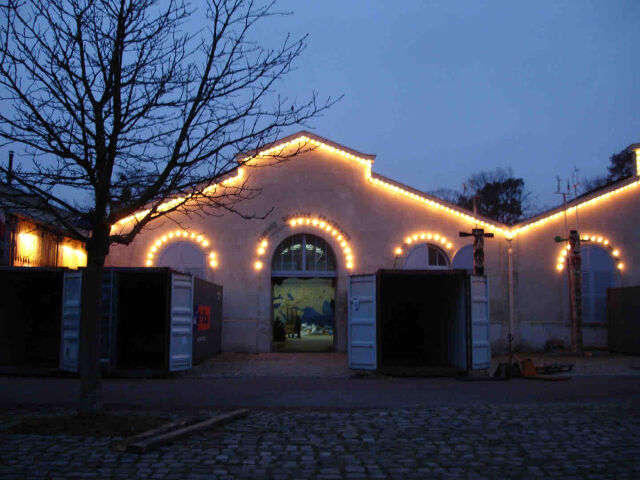 Le Théâtre du Soleil sur le départ pour la tournée du  Dernier Caravansérail (2004) © Archives Théâtre du Soleil